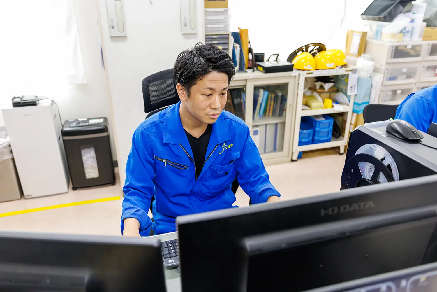 仕事を教える橋本大継さん
