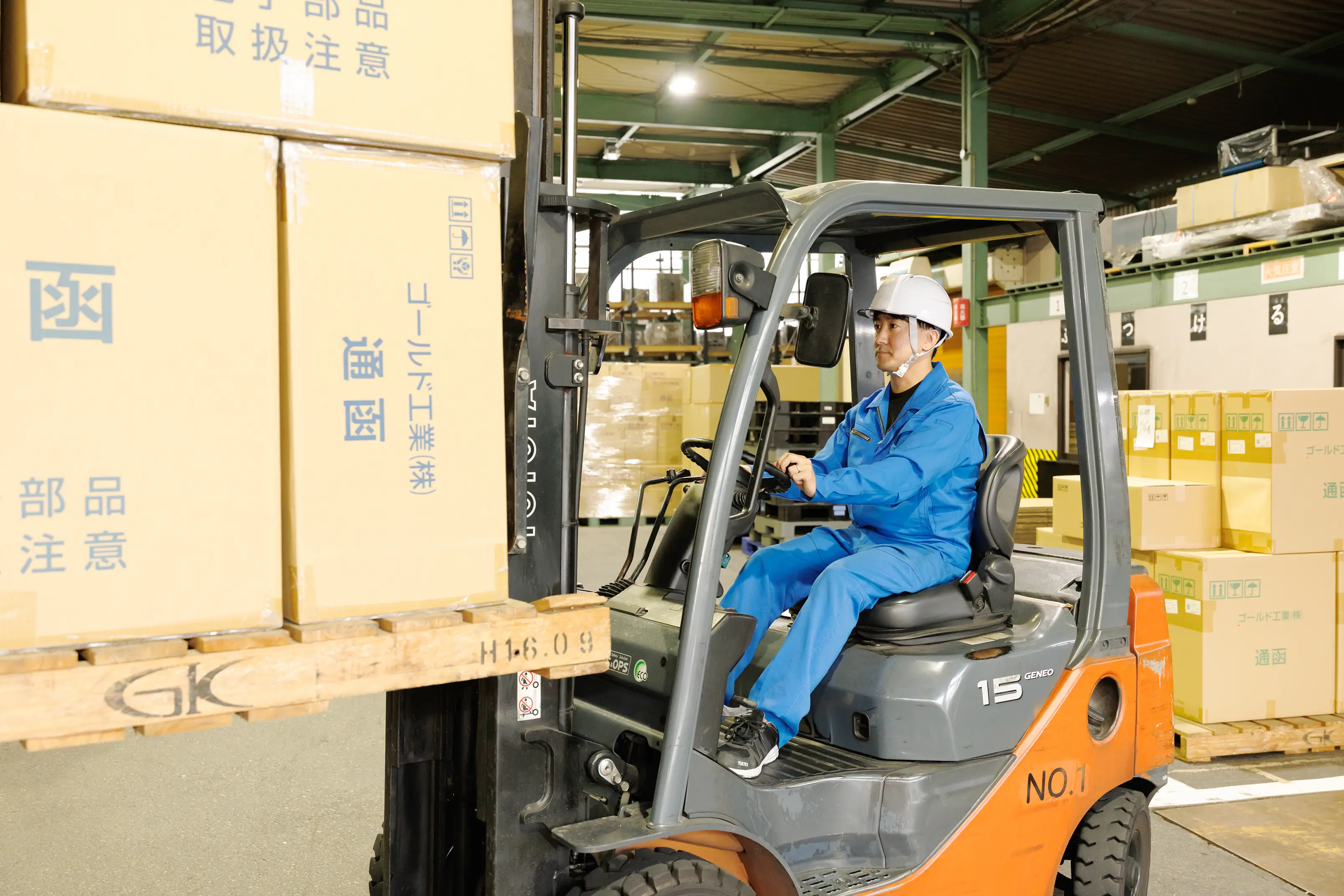リフトを運転する丸崎侑次さん