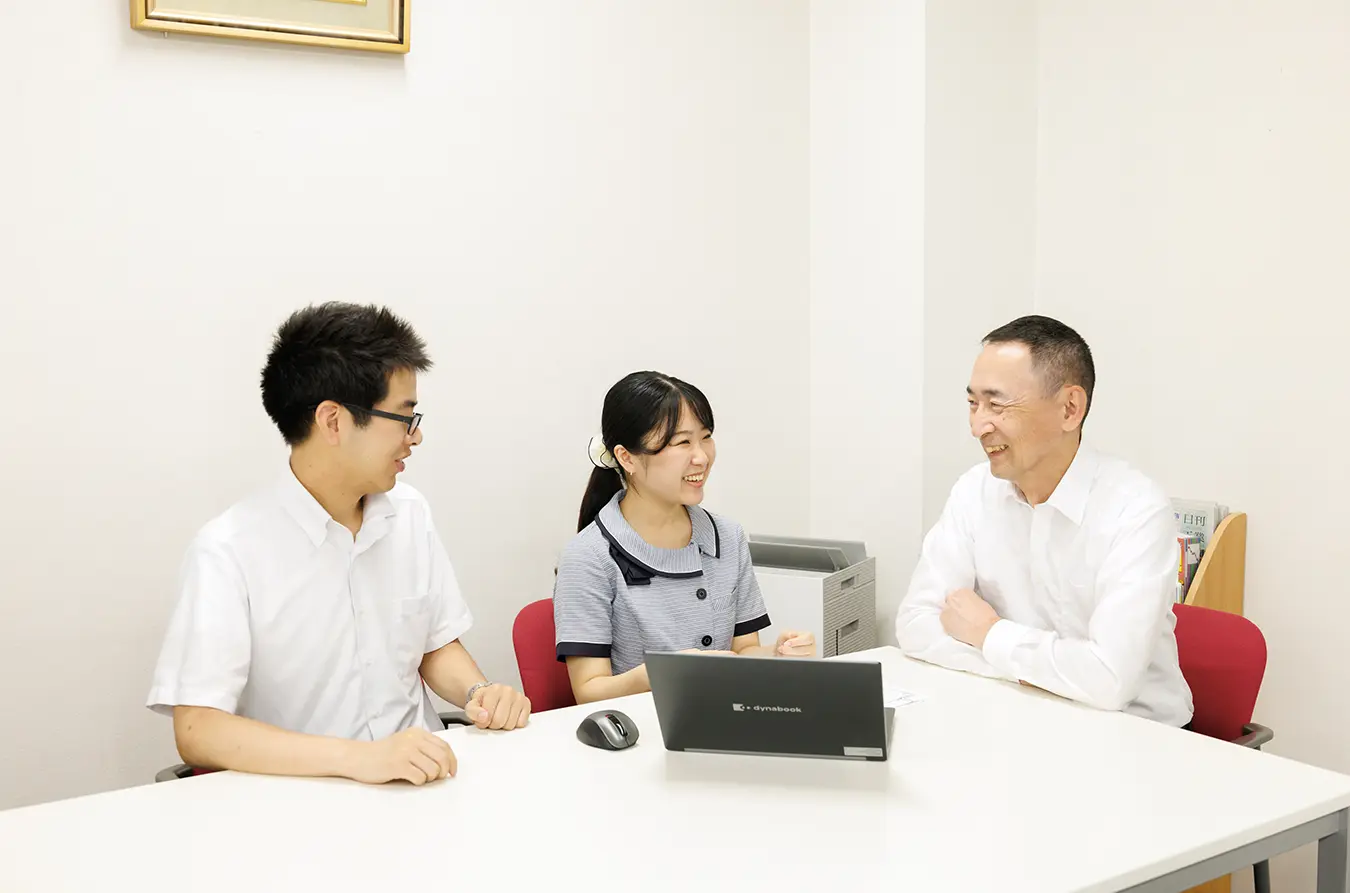勤務中の井上史実さん