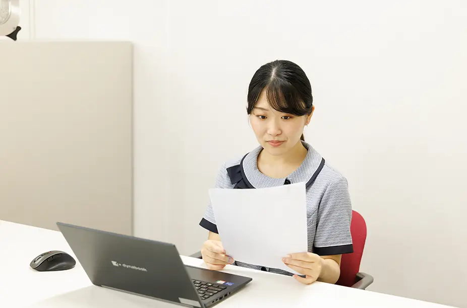 書類の確認をする井上史実さん