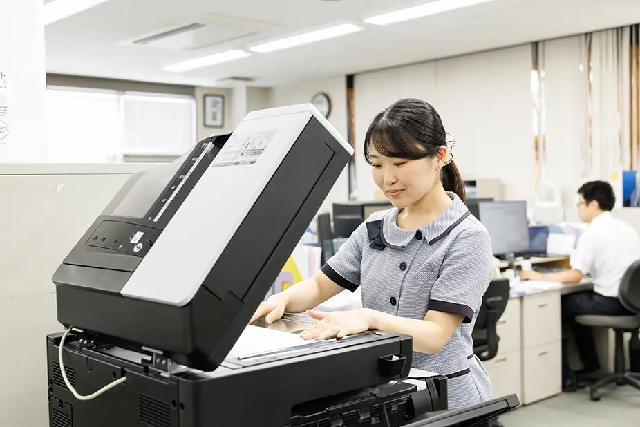 コピー機を使用する井上史実さん