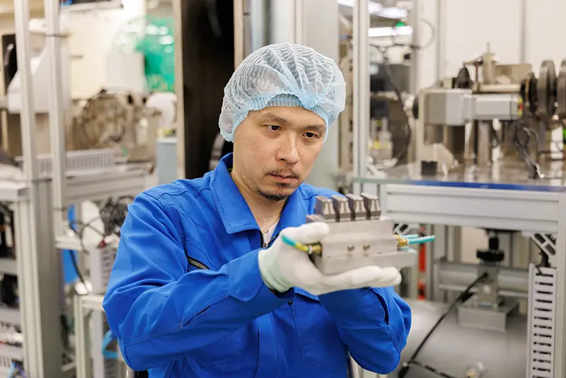 確認作業をしている社員