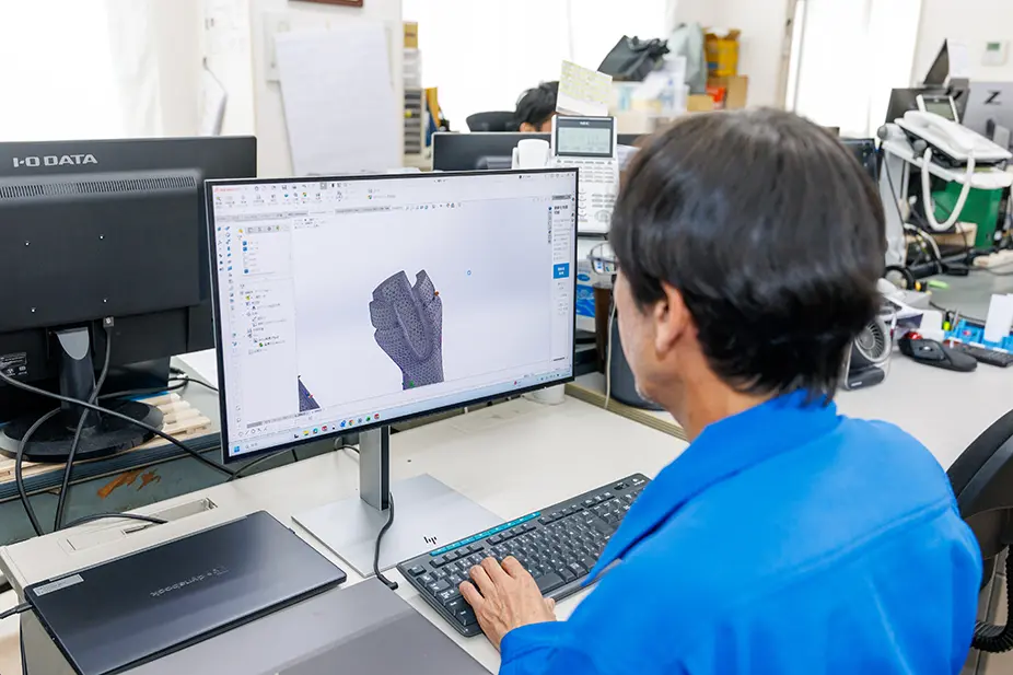 パソコンで設計をする社員