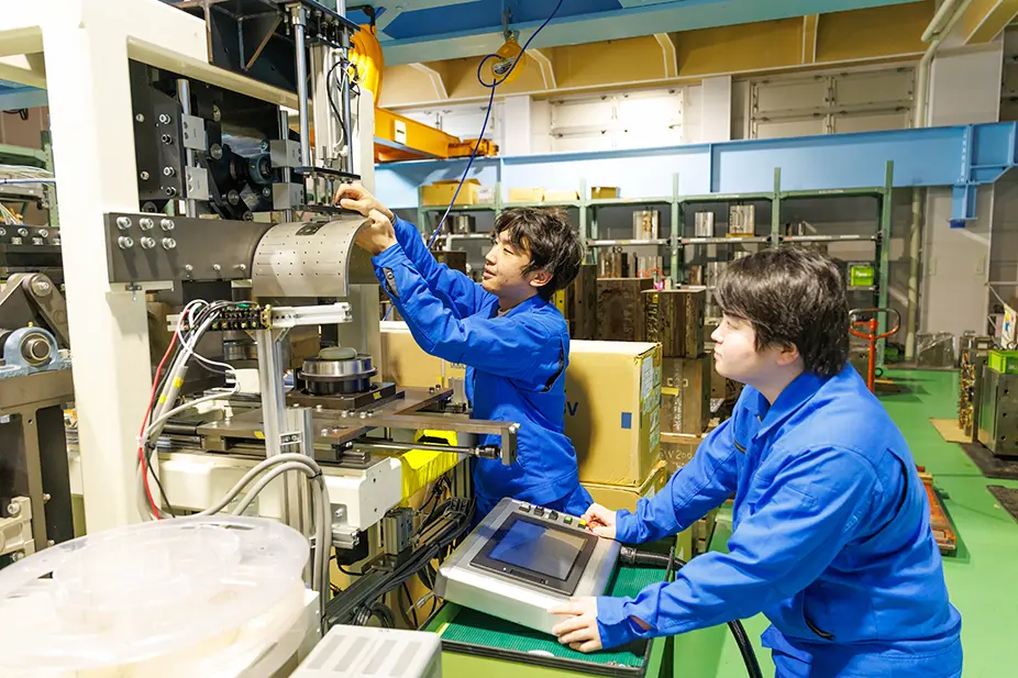 機械を操作する社員