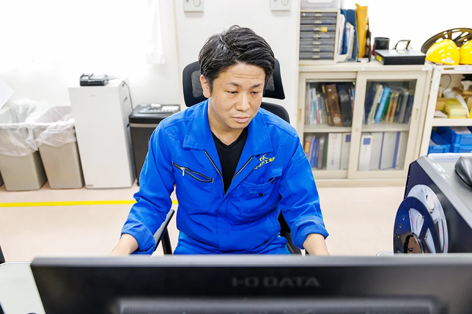 確認作業をする社員
