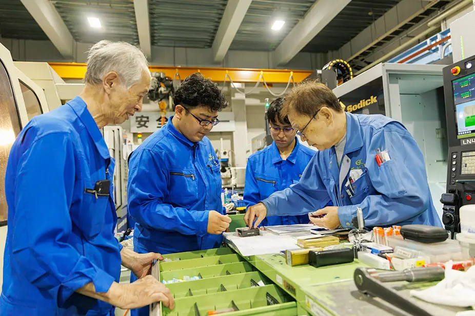 先輩社員たちと確認作業をする社員