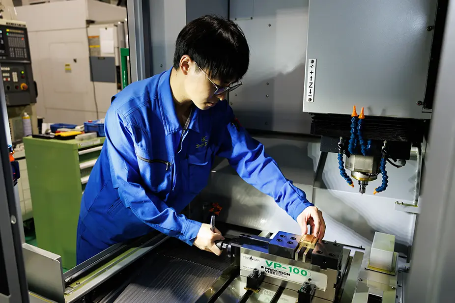 機械の操作をする社員