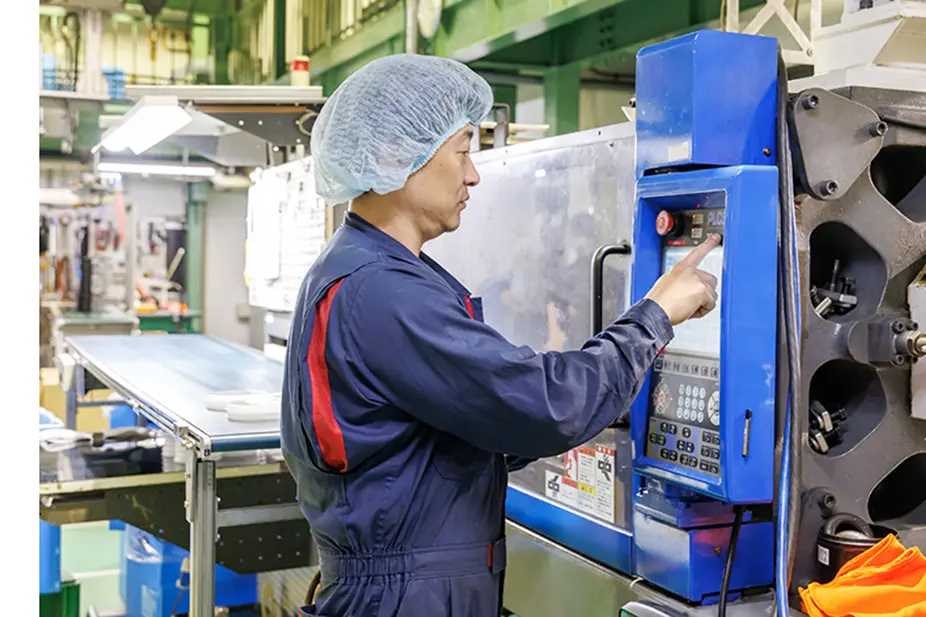 スプレーを使用する社員