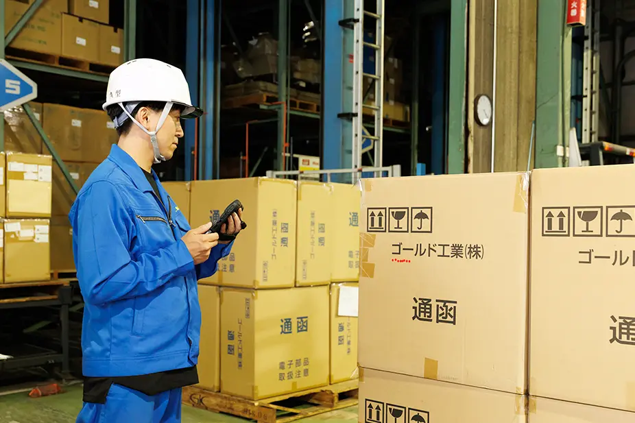 在庫の数量確認をする社員