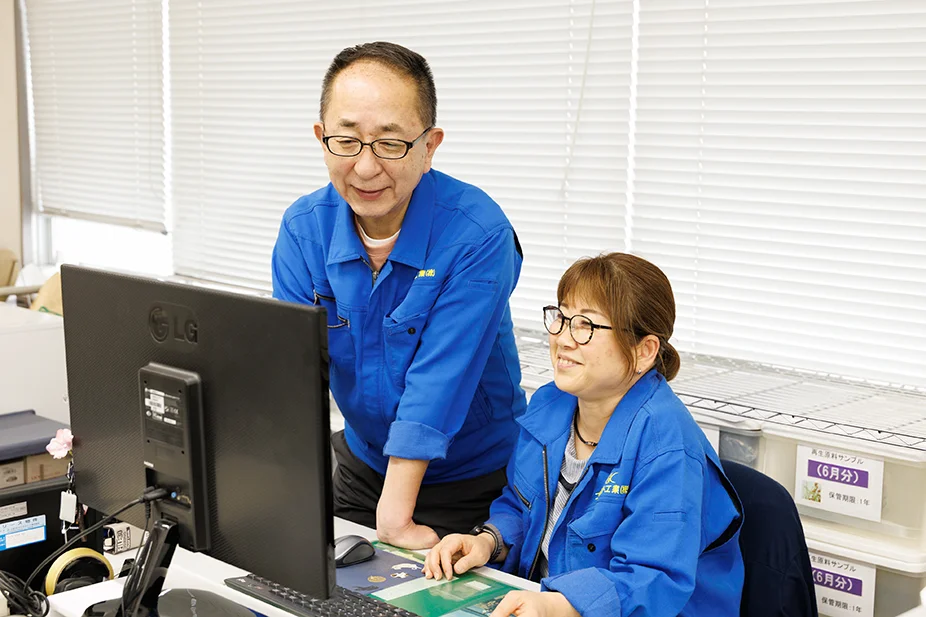 仕事を教えている社員