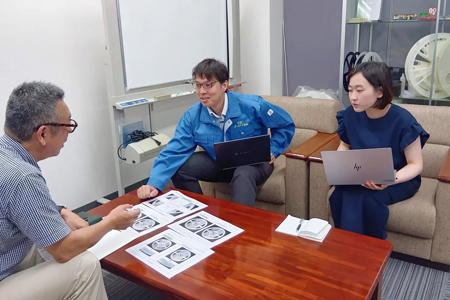 営業に向かう社員