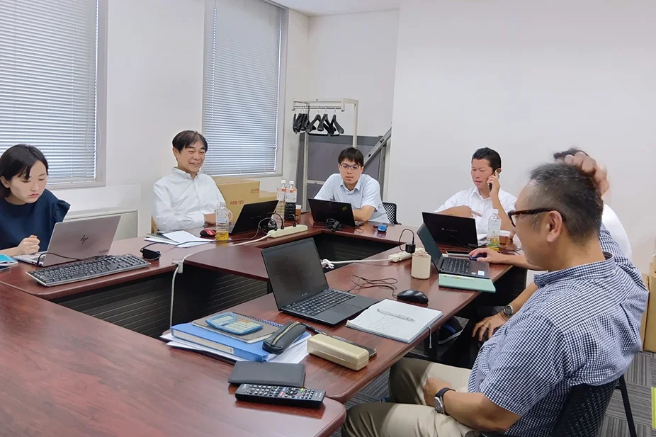会議中の社員
