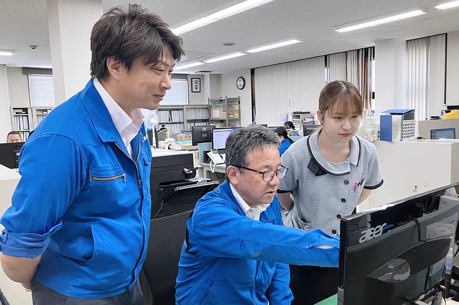 書類を取り出す社員