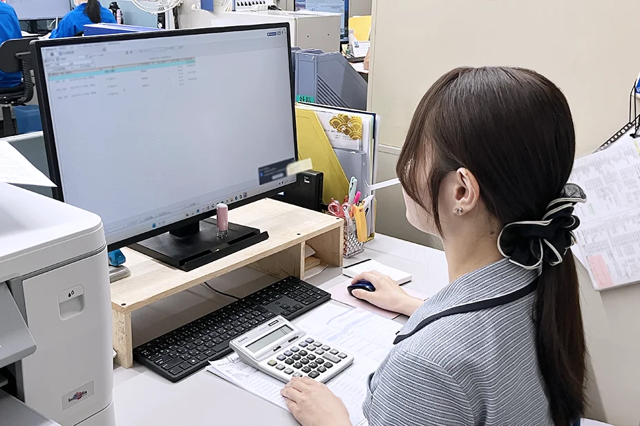 勤務中の社員